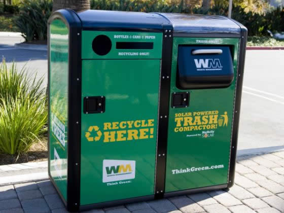 Poubelle urbaine à tri sélectif et à compactage