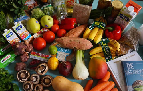 Des fruits et légumes sur une table