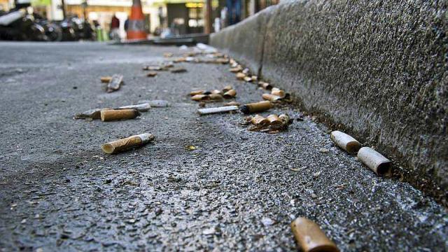 Des mégots dans la rue.