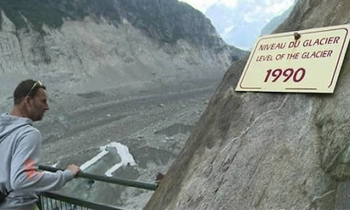 La mer de glace de Chamonix est en voie de disparition.