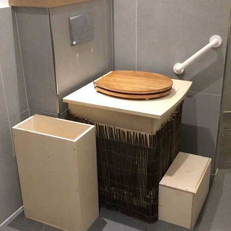 Les toilettes sèches adaptables d'intérieur avec son abattant